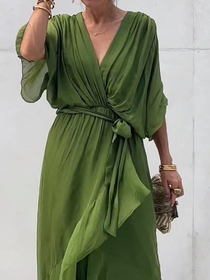 Thyra - Elegant dress with a V-neckline